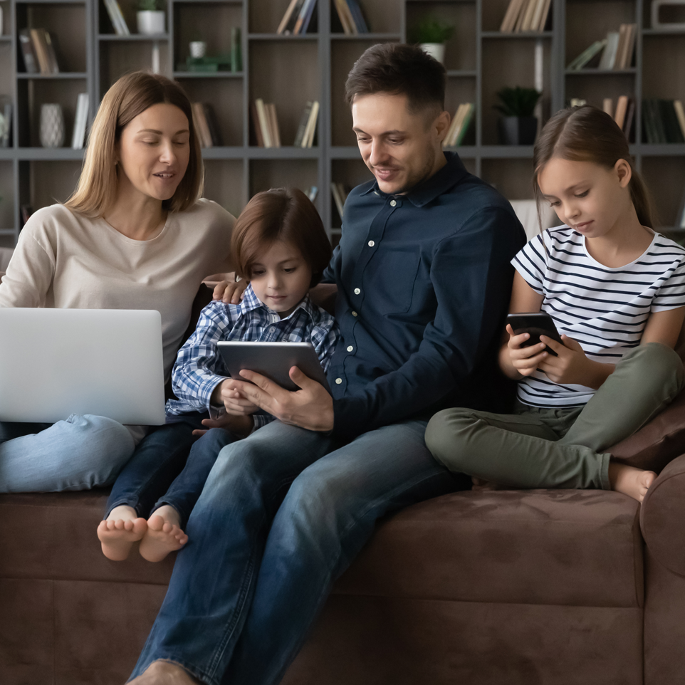 Famiglia sul divano naviga con EOLO Casa Fibra Max